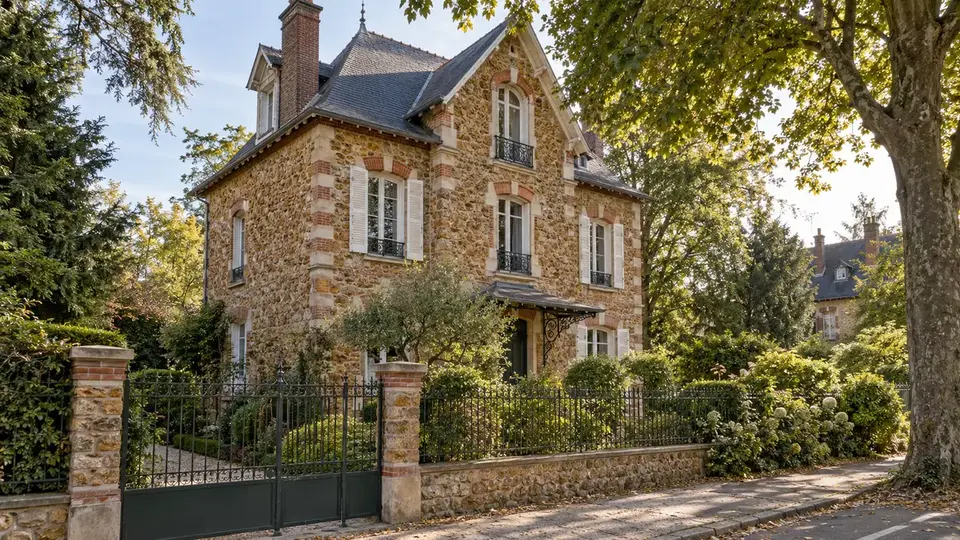 Maison familiale en meulière dans un environnement arboré du Vésinet