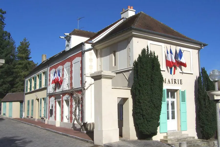 Mairie et cœur du village d’Aigremont dans les Yvelines
