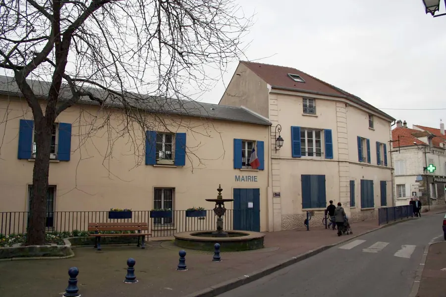 Mairie de Carrières-sur-Seine et architecture du vieux village