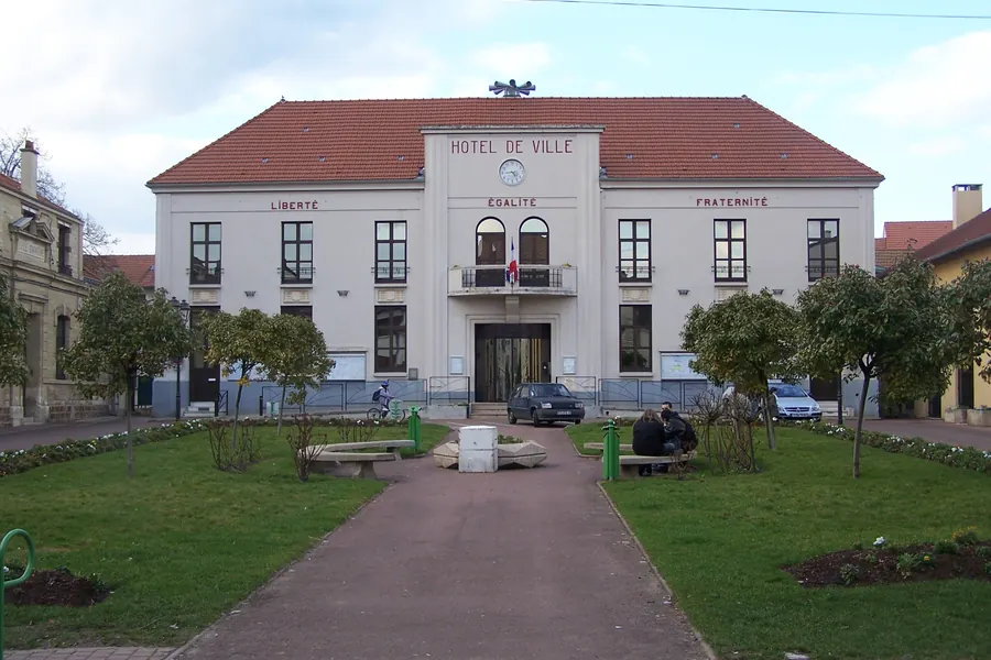 Mairie de Montesson au cœur de la commune